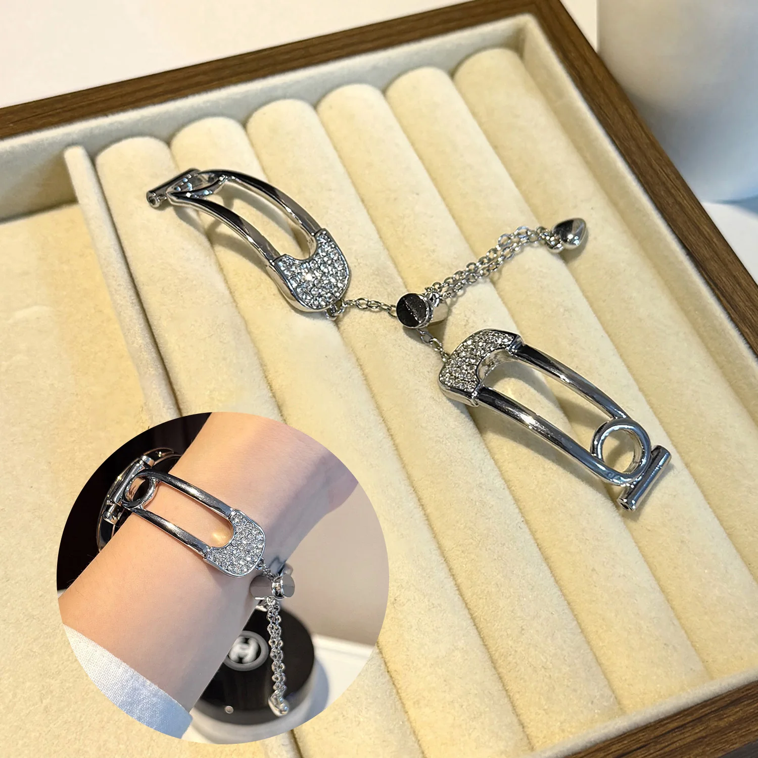 Elegant Universal Strap with Inlaid Diamonds - Fashion Design