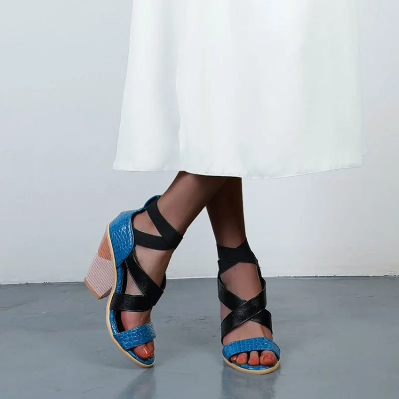 

Женские босоножки на низком каблуке, черные босоножки-гладиаторы больших размеров, удобные сандалии с ремешком из резины и застежкой, бежевые, лето 2024