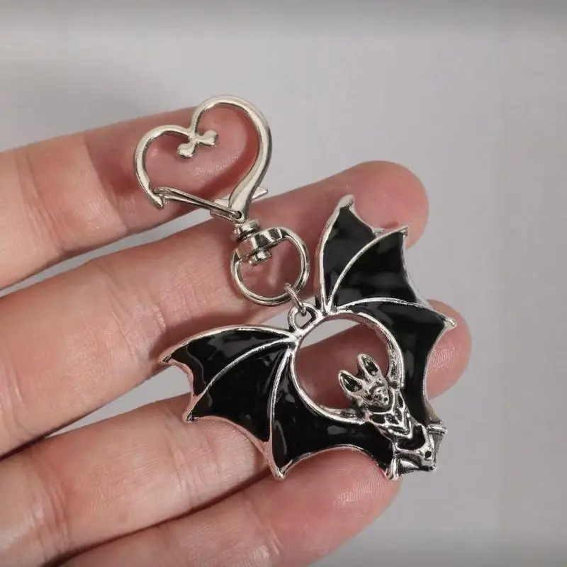 1 Stück Feiertagsparty-Geschenk Grunge Punk Stil Dunkler Stil Fledermaus-Schlüsselanhänger Herzförmige Schnalle Stiefel-Accessoire Halloween-Dekoration – Detail 4