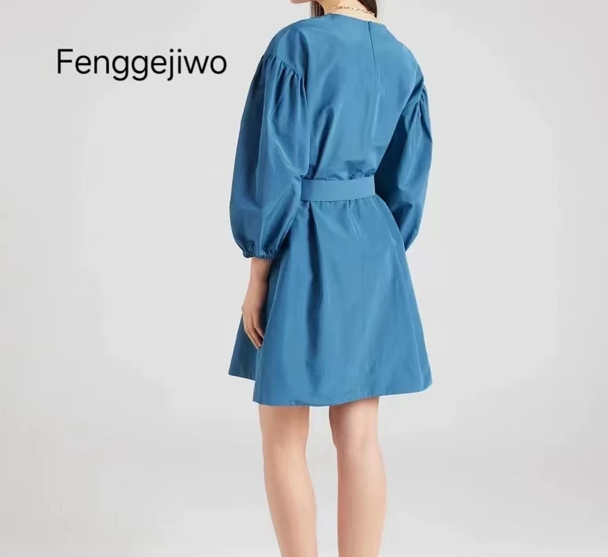 

Fenggejiwo Dress Taffeta Bubble Sleeves Skirt has a glossy feel, and the upper body is super beautiful