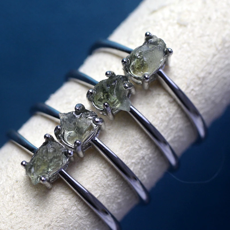 Meihan Natural Top 체코 Moldavite 불규칙한 바위  조정 가능한 여성 반지 보석 보석 만들기 선물