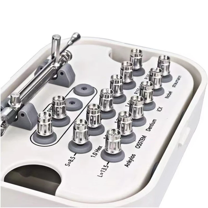 Рисунок 2 - Набор инструментов для имплантации зубов