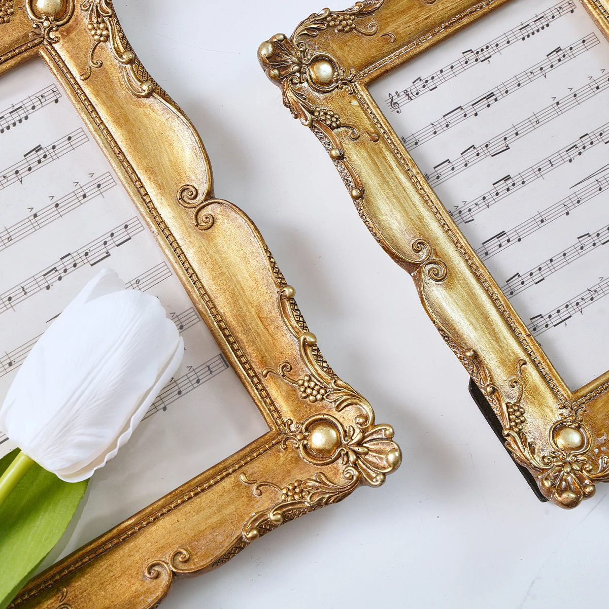 1PC, European retro golden lace decorated photo frame, with a sheet of staff photo paper inside