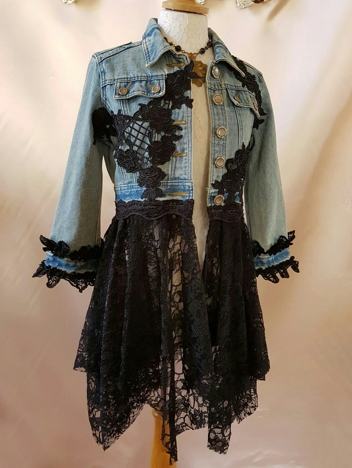 thumbnail image 1 of Chaqueta vaquera con agujeros y bordes deshilachados con encaje y flores para mujer, estilo informal, de manga larga, para verano, 2024, 1 of 4
