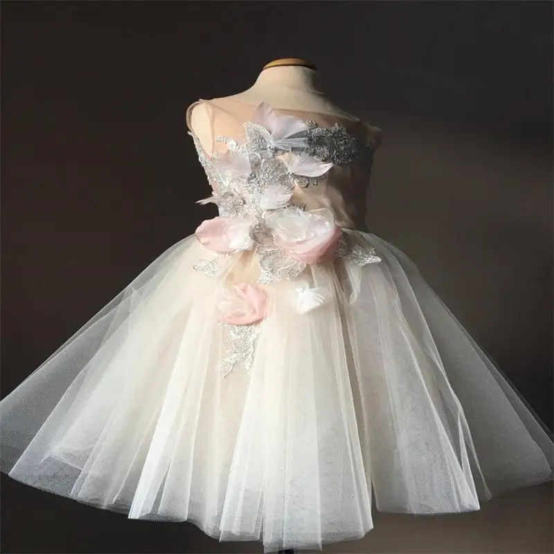 

Женское платье из розового фатина без рукавов, с цветочным принтом