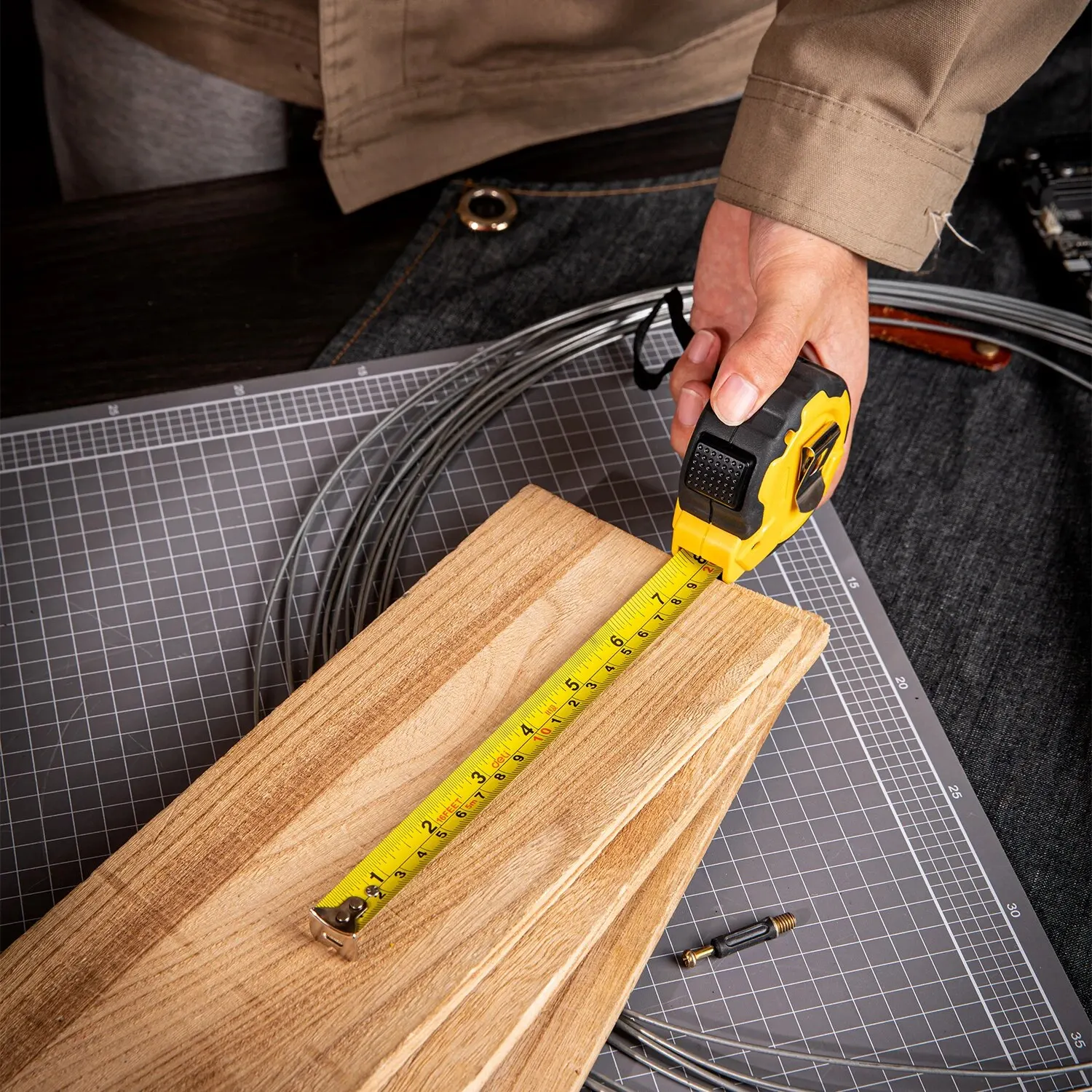 Deli Steel Measuring Tape Self Lock Rule Home Use High Precision Retractable Metric Ruler Woodworking Measure