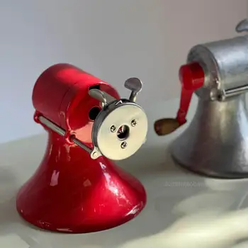 Nuovo temperino retrò interamente in metallo a 6 colori, con manico in legno e meccanismo a manovella