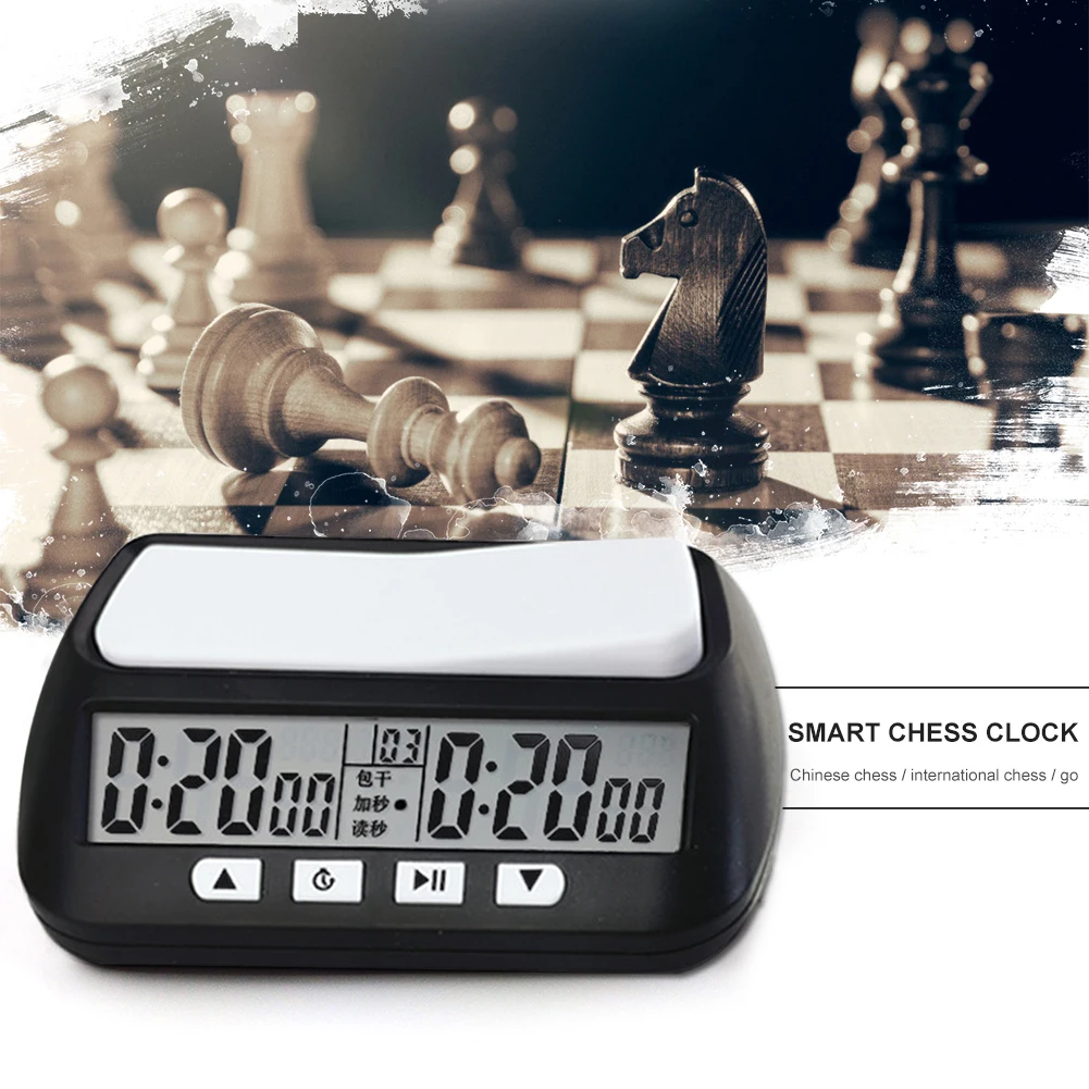 Xadrez com tabuleiro e relógio de xadrez em um fundo branco