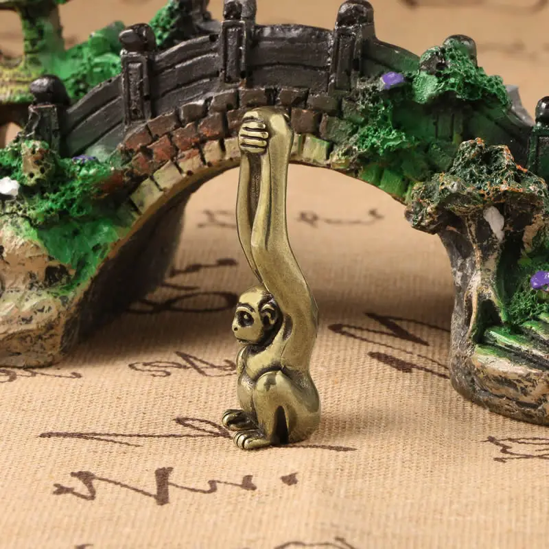 Niedliche Mini Vintage Messing lange Arm Affe Statue Requisiten tragbare Schlüssel anhänger Hand Spielzeug Home Office Schreibtisch Dekoration Ornament Geschenk – Detail 1
