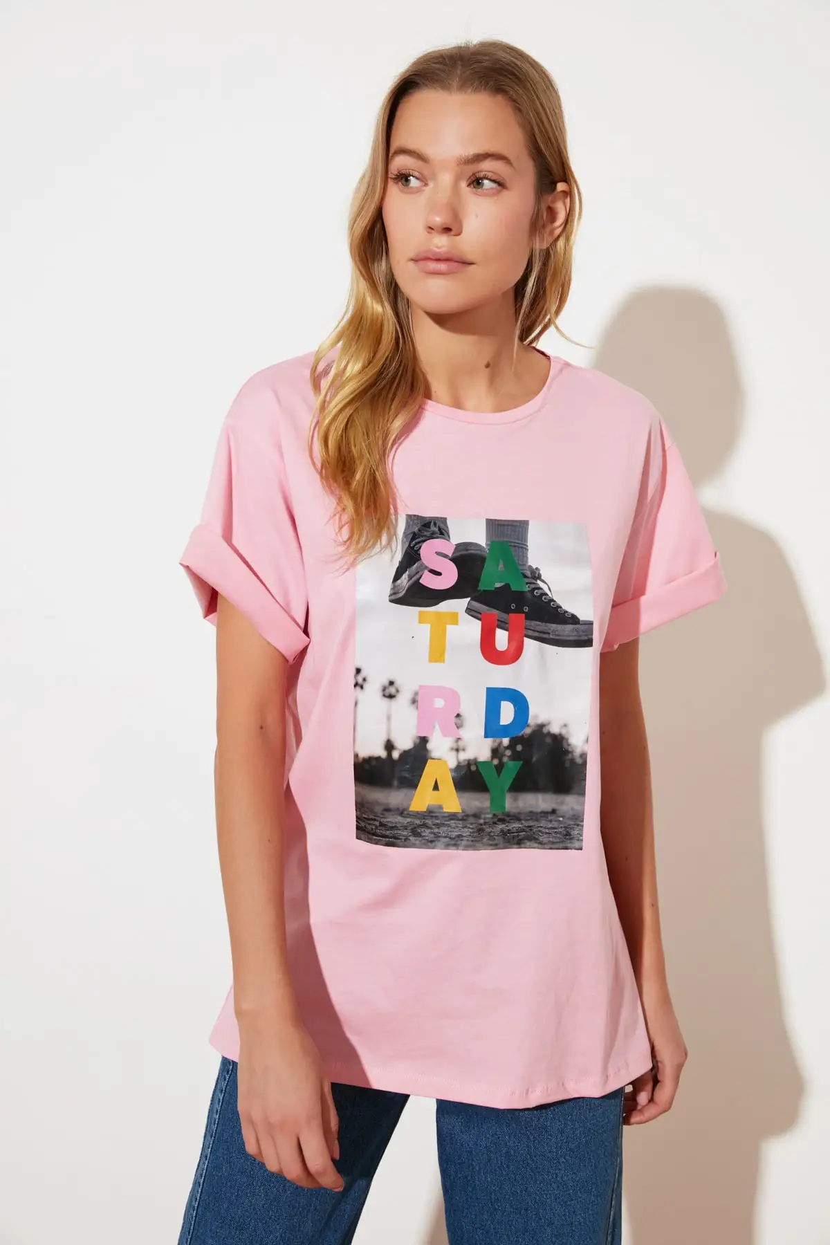 Трикотажная футболка бойфренда с принтом | Женская одежда