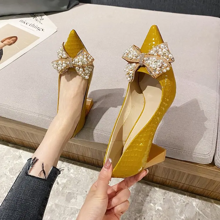 Étonnant sculpture de chaussure à talons hauts avec des designs personnalisés