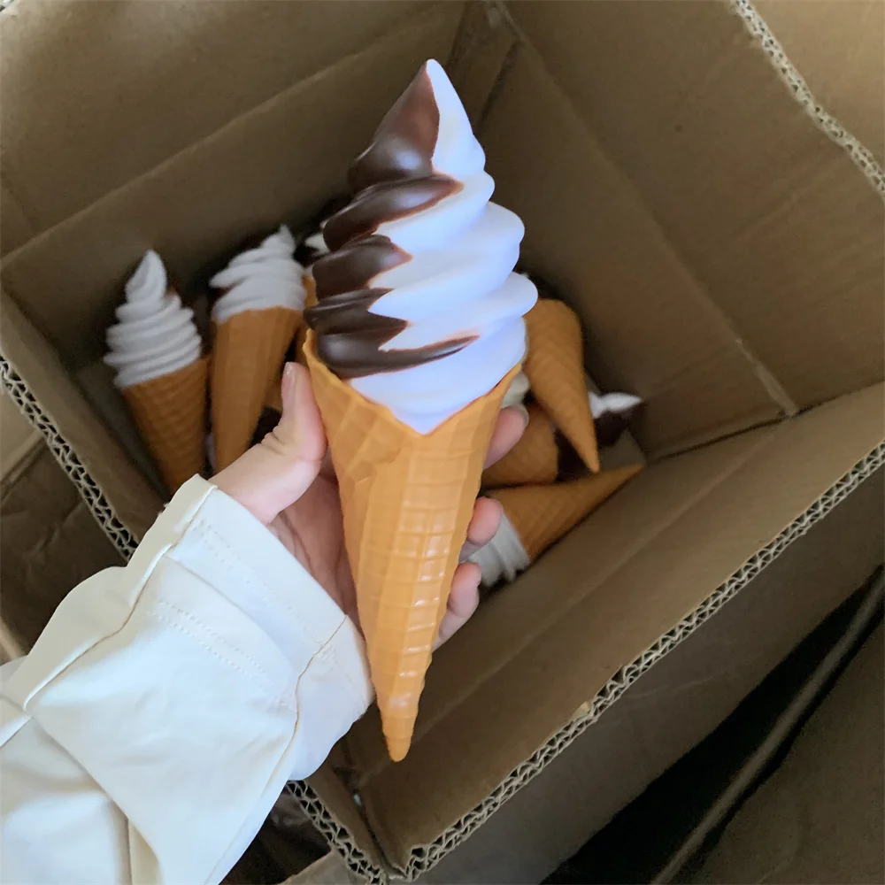 ソフトクリーム・ミックス A - チョコレート ＆ バニラ（コーン立てあり） 食品サンプル, image size:1000x1000