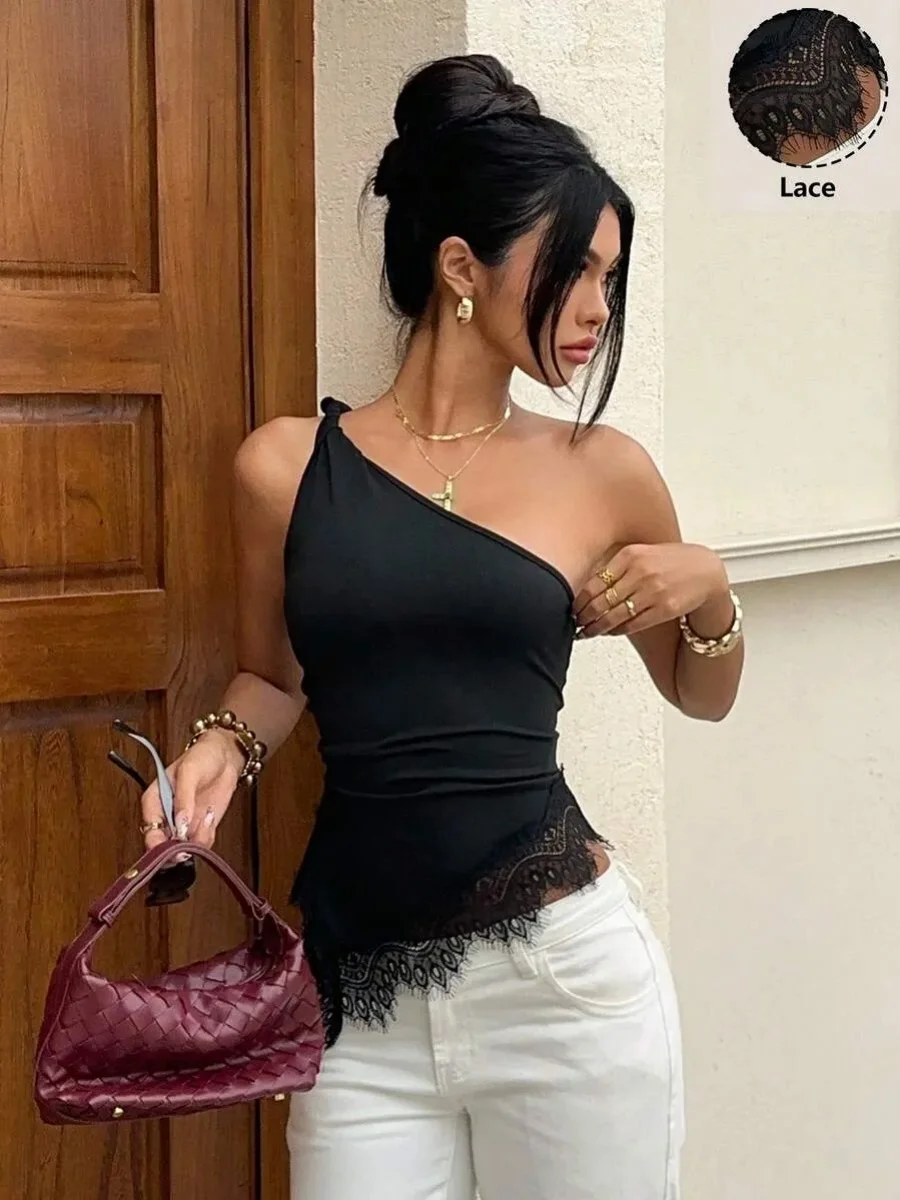 بلوزة نسائية سوداء بتصميم دانتيل