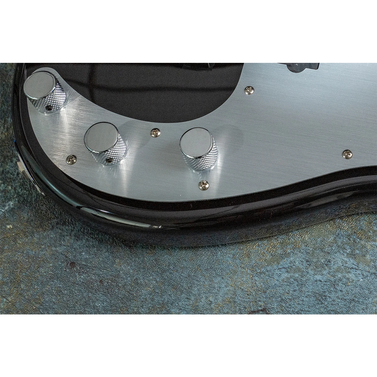 Musiclily Ultra 13-Loch-P-Bass-Schlagbrett aus eloxiertem Aluminium für American Fender Standard Precision Bass – Detail 10