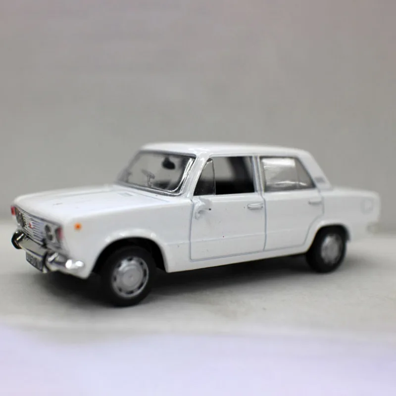 

Diecast 1/43 Scale DAFFI POLSKI FAIT 125P Classic Alloy Car Model Static Collectible Ornaments Toys for Children Gifts for Boys