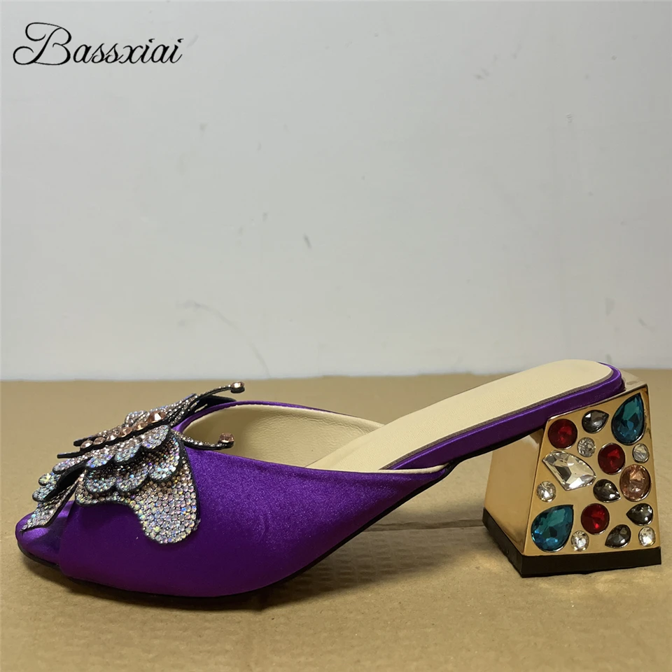 

Сандалии женские атласные, шикарные босоножки с ремешком на пятке, квадратный каблук, украшенные стразами, с бабочкой и цветами, летние мюли