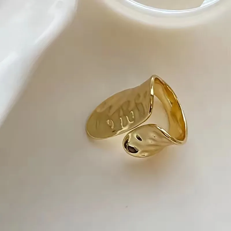 Anillos minimalistas dorados geométricos