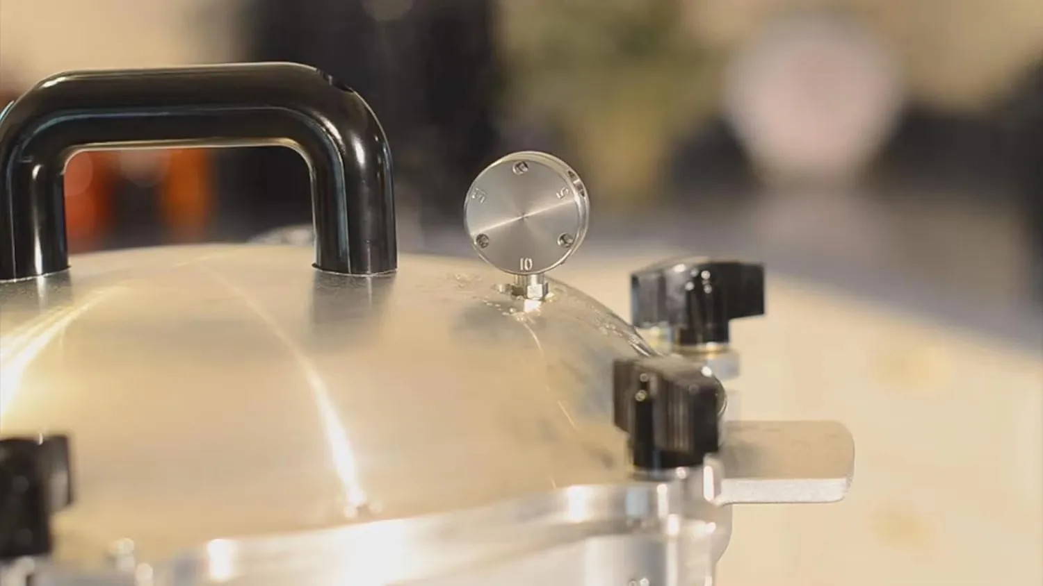 Pressure Cooker - Exclusive Metal-to-Metal Sealing System - Easy to Open & Close - Suitable for Gas or Electric Stoves 6