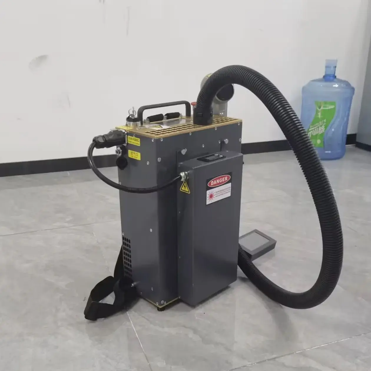 

Laser Cleaning Machine Rust Removal Portable Paint Remove Backpack 100W 200W 300W Pulse Lazer Cleaning