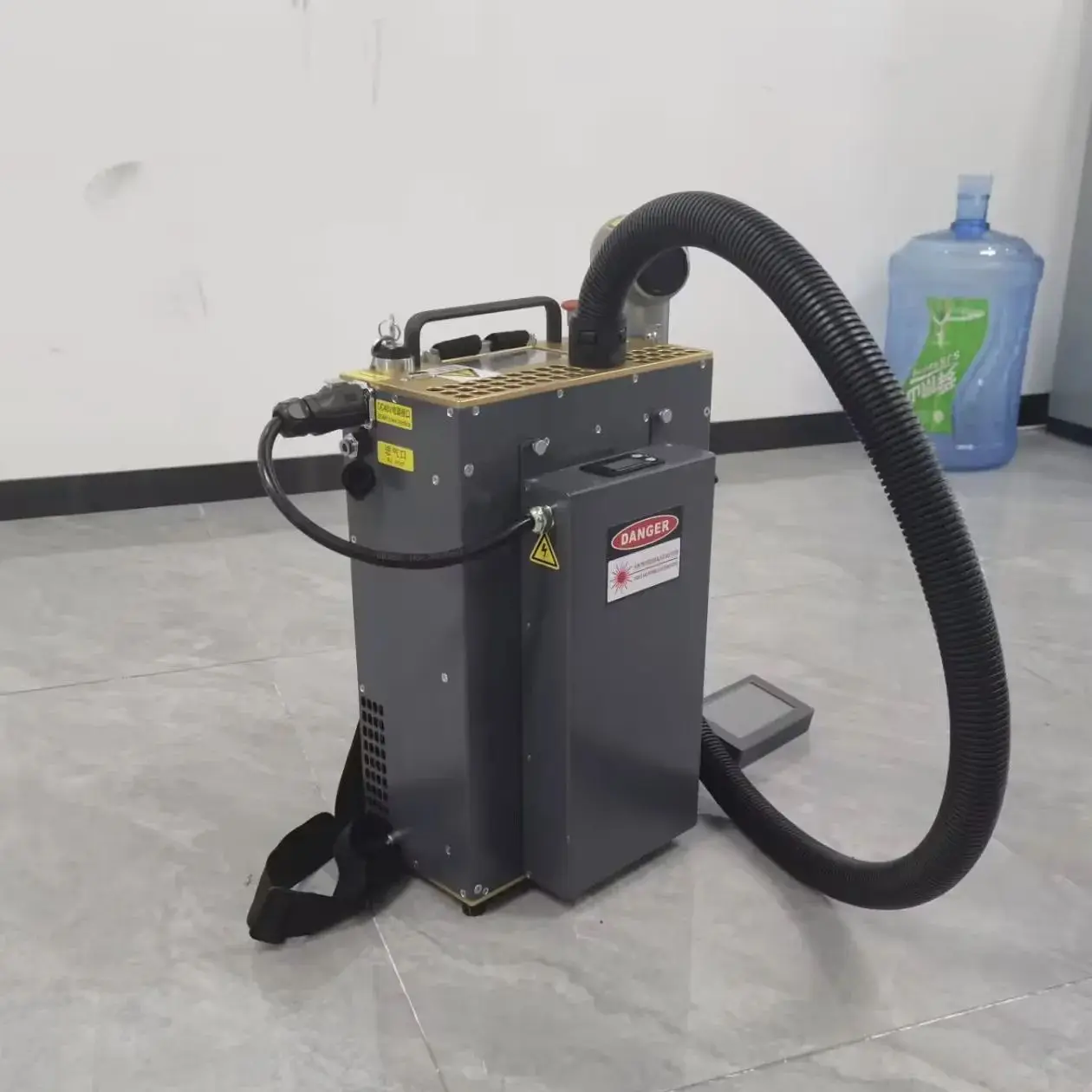 Backpack Handheld Pulse Laser Cleaning Machine 100W 200W 300W Portable Laser Cleaner 8 Waves for Rust Paint Oil Removal Wood 2