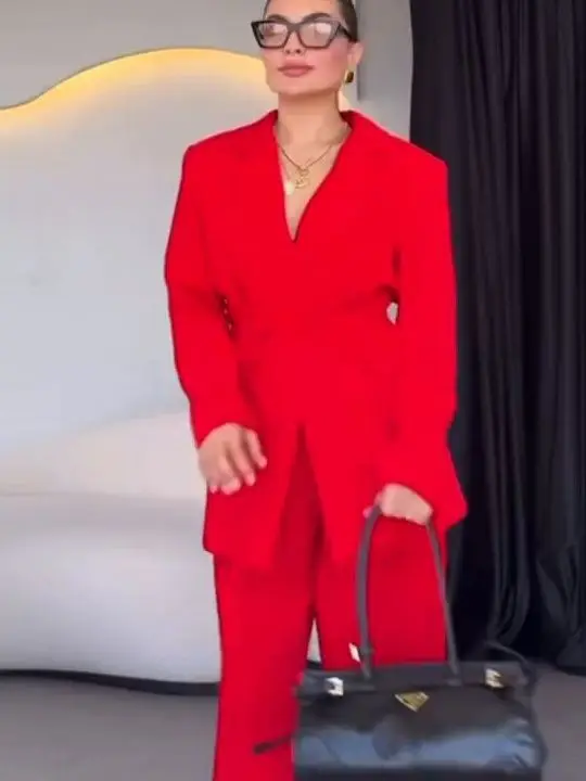 طقم بدلة نسائية أنيقة بلون واحد مع حزام وأكمام طوي...