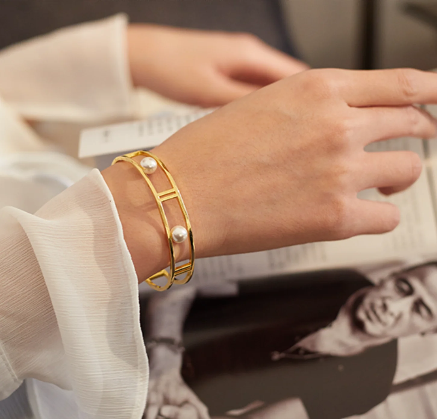 

2022 new trend Gold plated alloy Talia pearl simple design luxurious Bracelets for women Fashion Jewelry