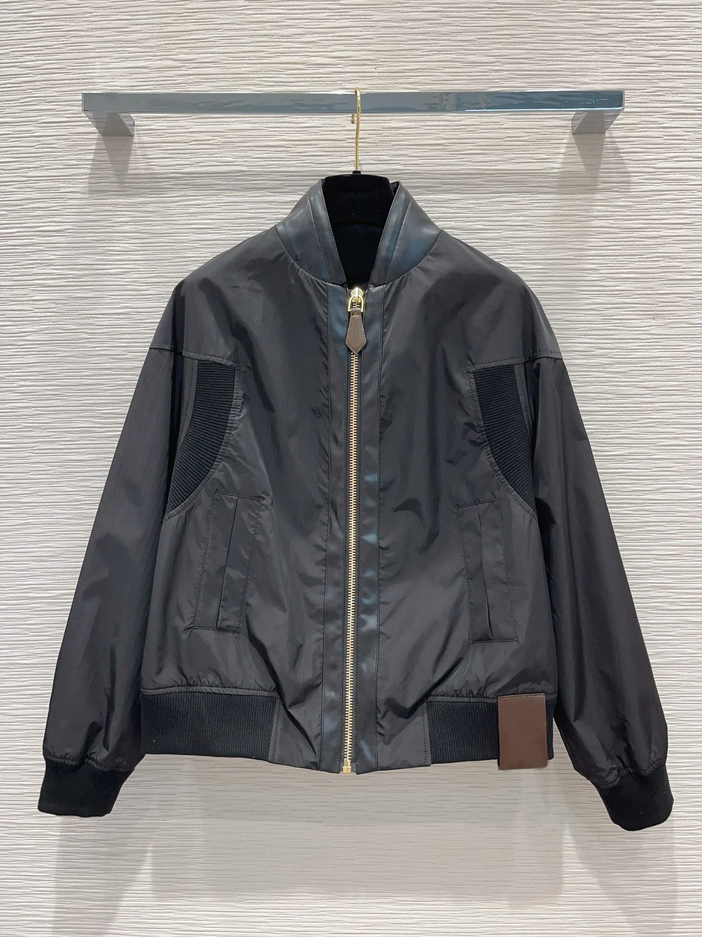

New technology functional style to create a tall and thin upper body effect