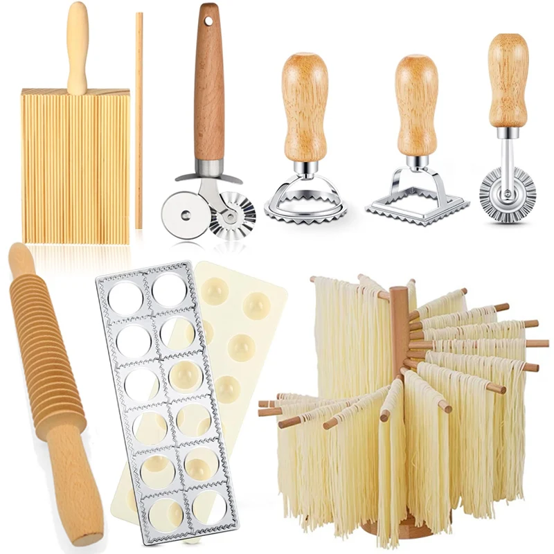 Pasta Di Rotolamento Per Pizza Con Un Matterello Di Legno Sulla Tavola Pasta Di Rotolamento Per Pizza Con Un Matterello Di Legno Sulla Tavola