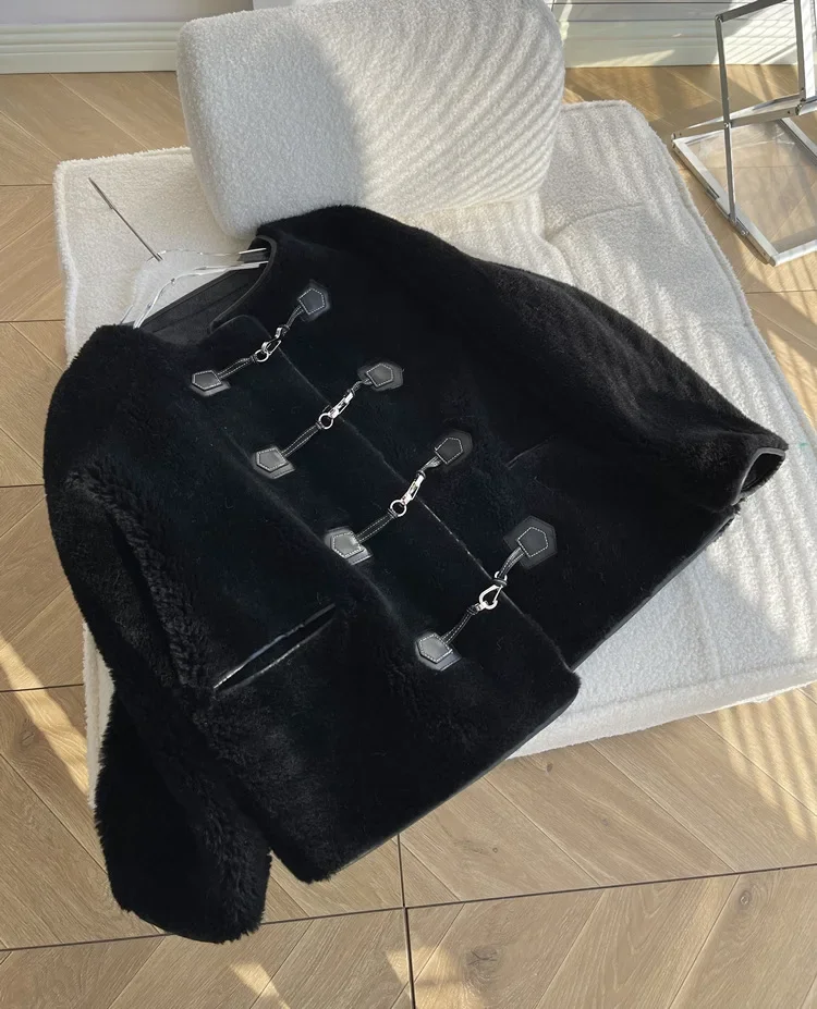 Рисунок 6 - Женское меховое пальто с круглым вырезом