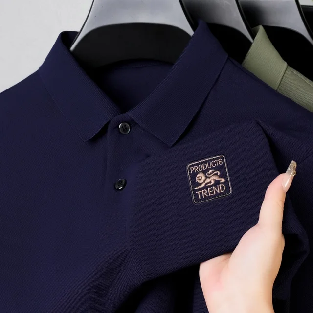 Polo de manga larga para hombre, cuello de solapa, insignia en el pecho, tela suave, transpirable, antipilling, moda informal, ropa para primavera y otoño
