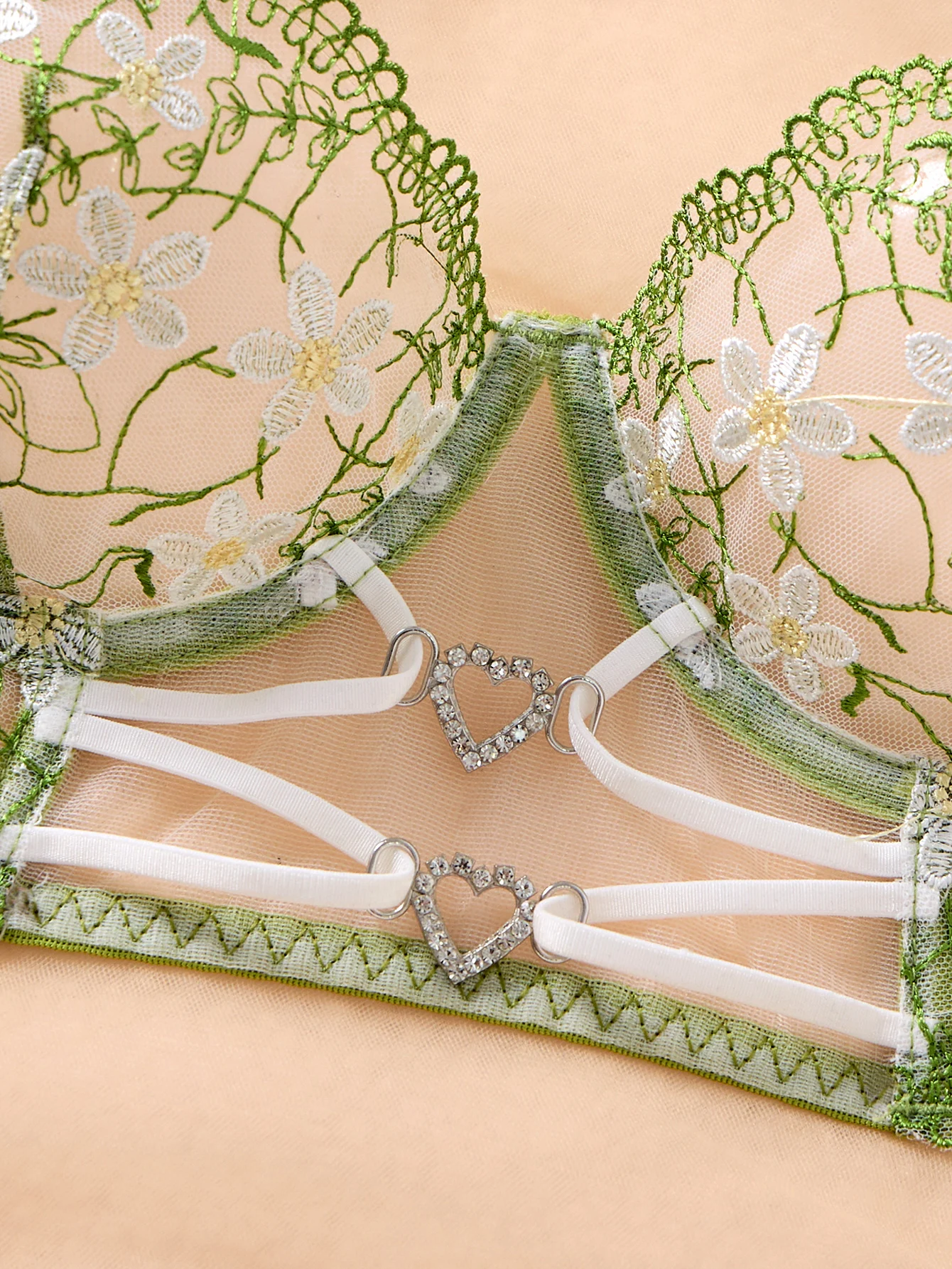 Ensemble de lingerie pour femmes avec broderie florale de marguerites vertes, soutien-gorge à armatures et string en maille transparente avec boucle en métal en forme de cœur, 2 pièces, sous-vêtements intimes.
