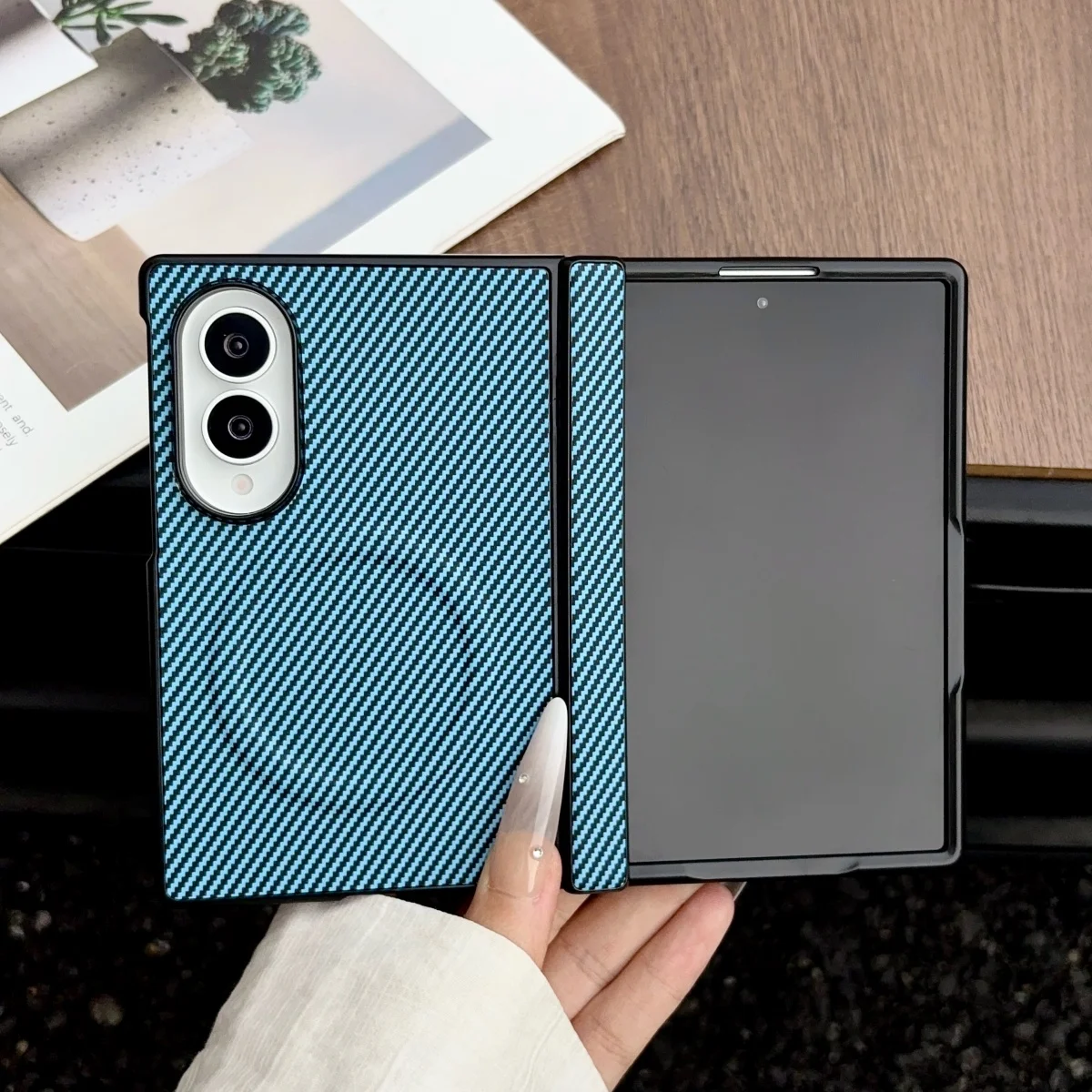 جراب Galaxy Z Fold بنقشة كربون وملمس جلدي — مغناطيسي