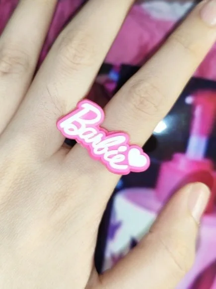 Disney Pink Barbie Rings Barbie Letter Badge Apertura Anello Regolabile Per Le Donne Girl Birthday Party Y2K Accessori Per Gioielli