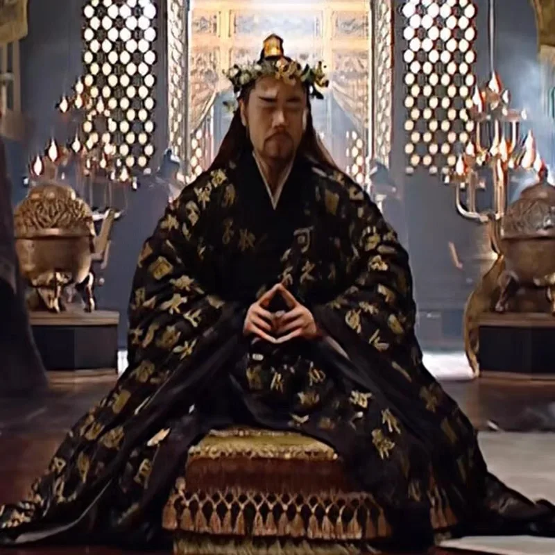 자경황제는 같은 도교식 가운 잠옷과 도덕경 옷을 입고 있습니다.