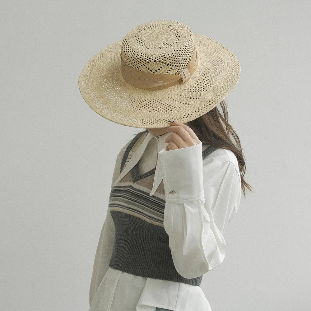 

Luxury Design New Straw Hat Fashion Leisure Hollow Hand Braided Wide Ribbon Bow Large Eaves Flat Outdoor Elegance Sunshade Hats