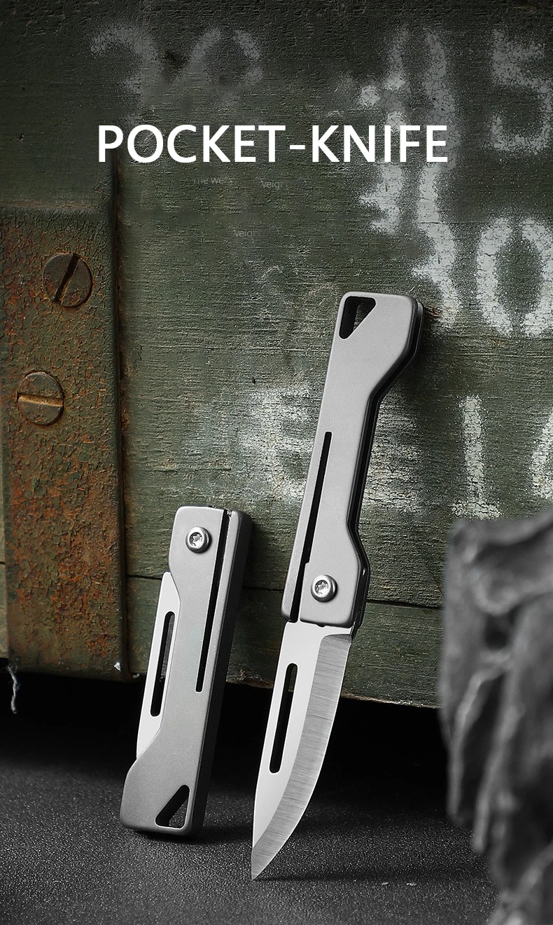 Cuțit utilitar compact din aliaj de titan pliat pe o suprafață