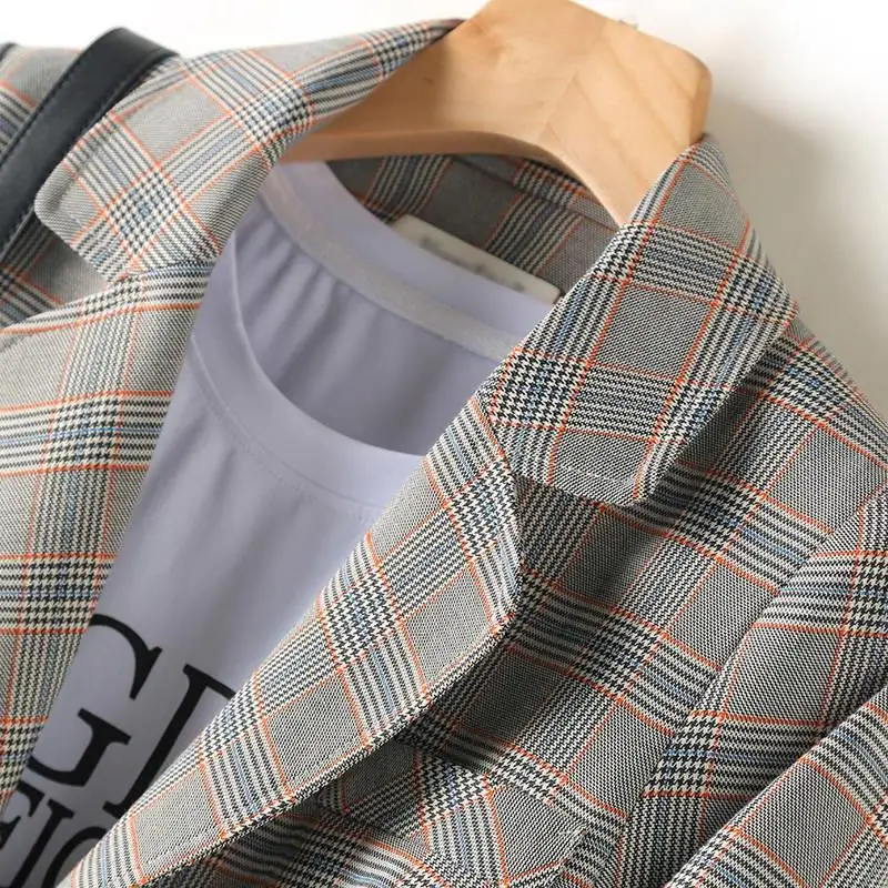 جاكيت نسائي رسمي بنقشة مربعات عمليه مناسبه للمقابل...