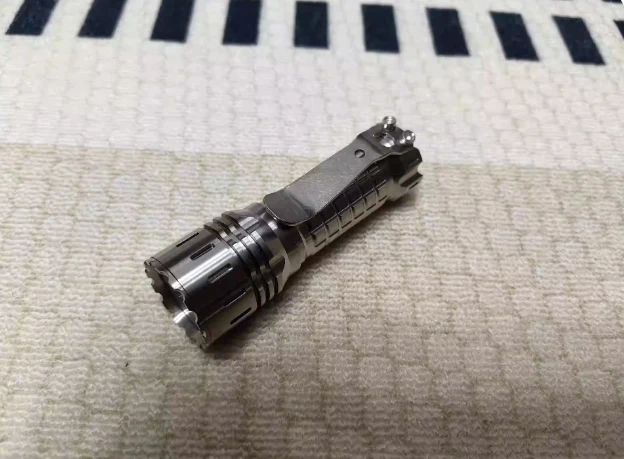 

Фонарик с четырьмя глазами из титанового сплава для повседневного использования