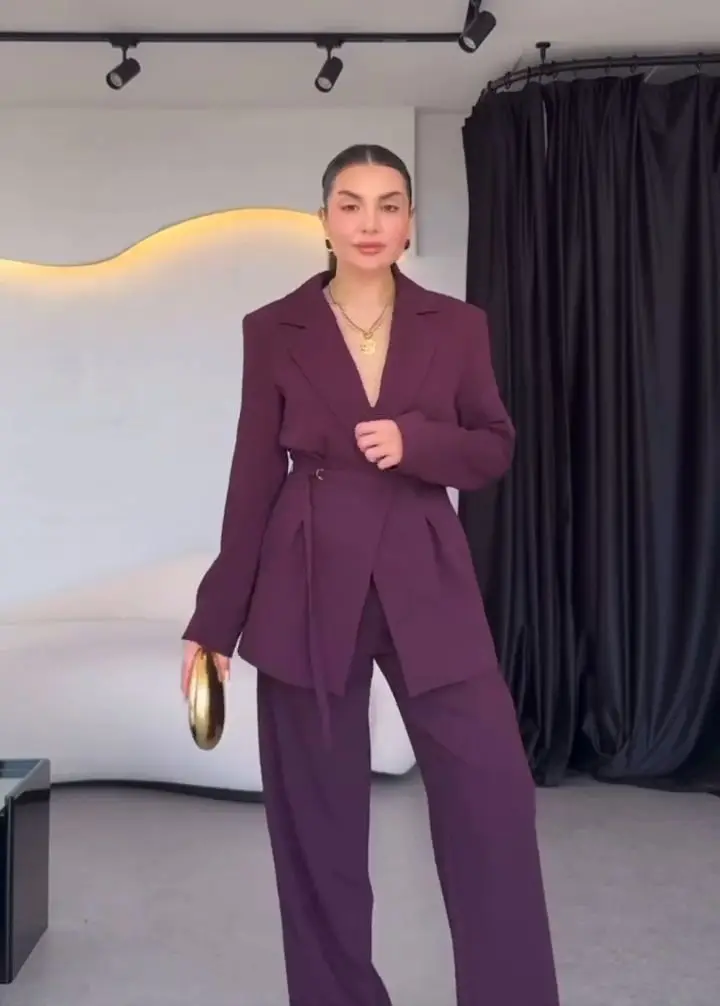 طقم بدلة نسائية أنيقة بلون واحد مع حزام وأكمام طوي...