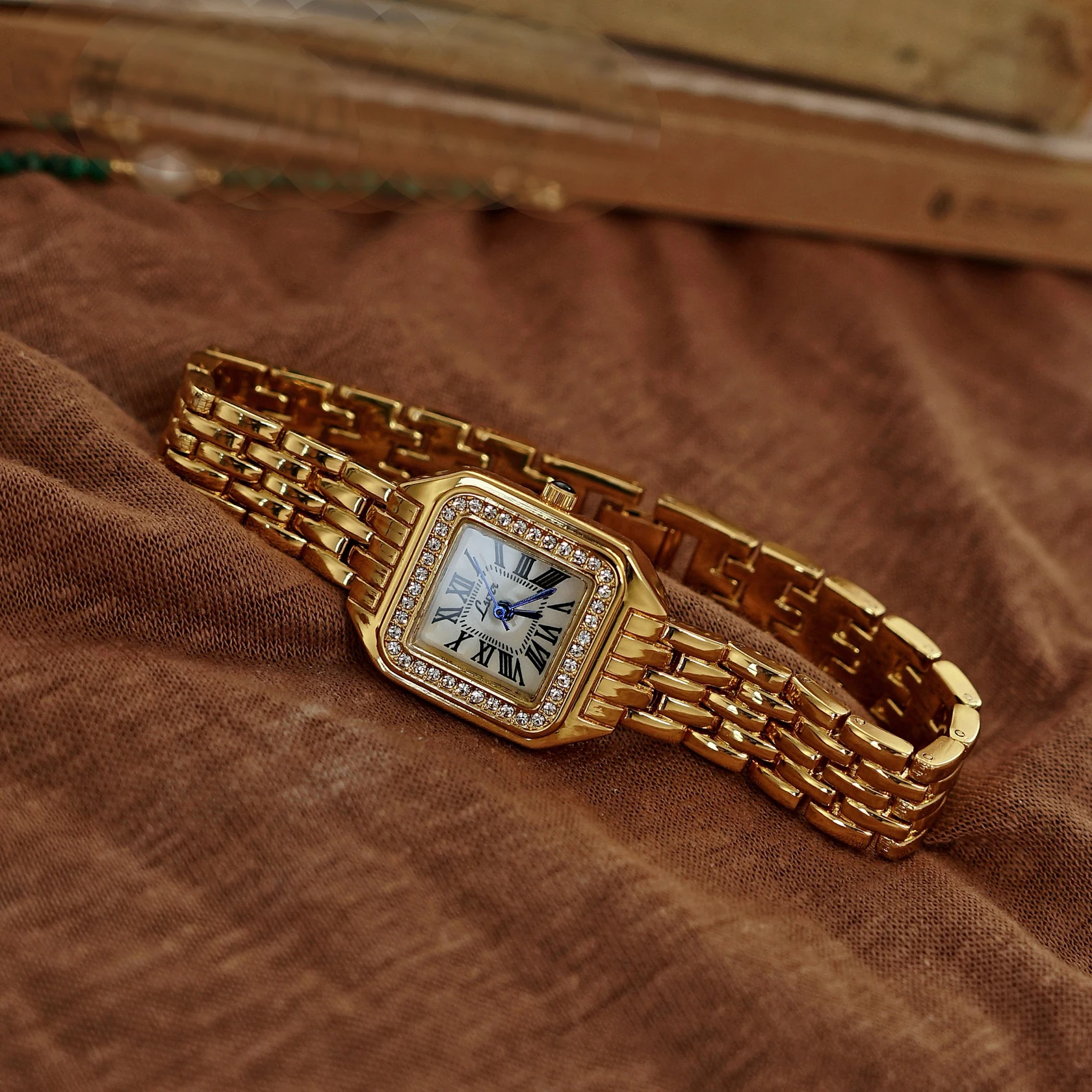 reloj-de-esfera-cuadrada-en-tono-dorado-para-mujer-resistente-al-agua