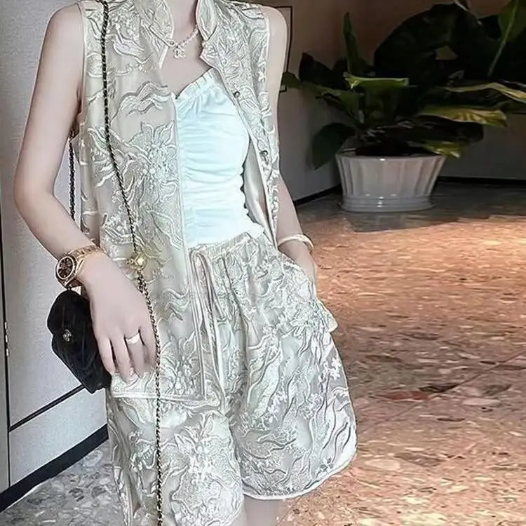 Рисунок 5 - Женский жилет без рукавов в китайском