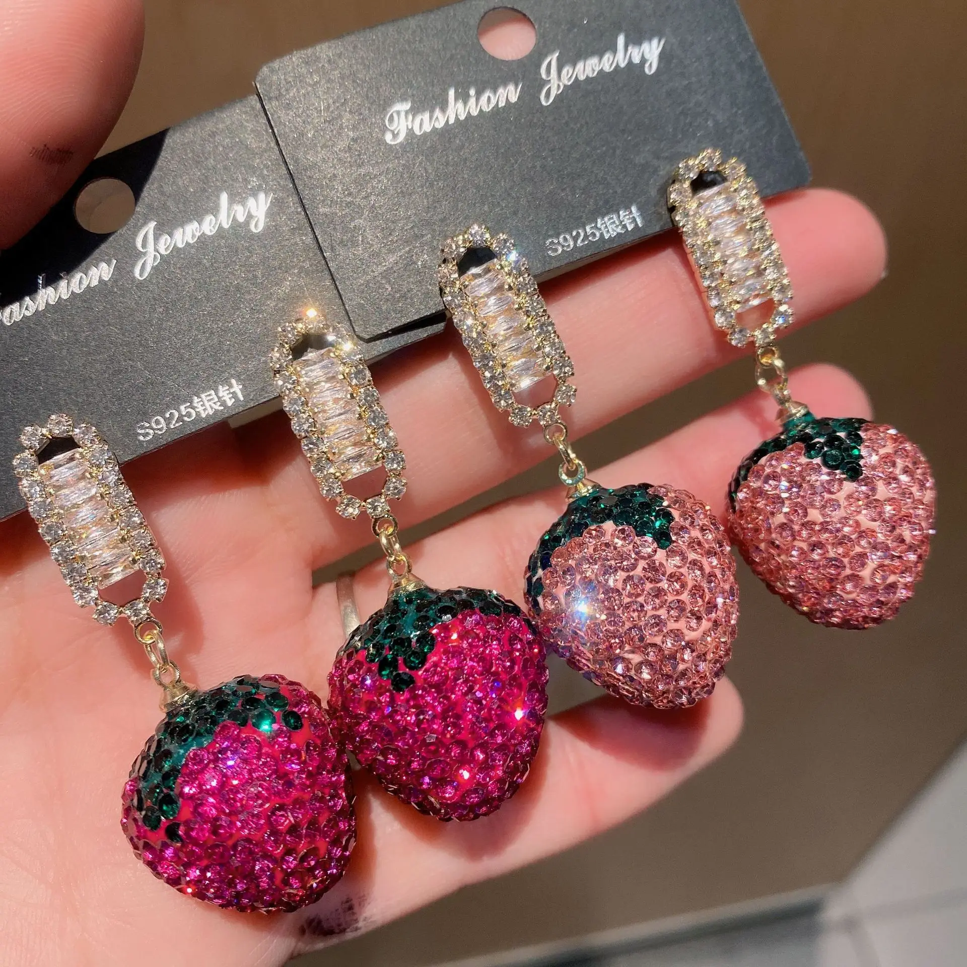 【関税込み】Strawberry Earrings - Shourouk - Strass - Green Zircon micro-inlaid strawberry earrings female high-grade