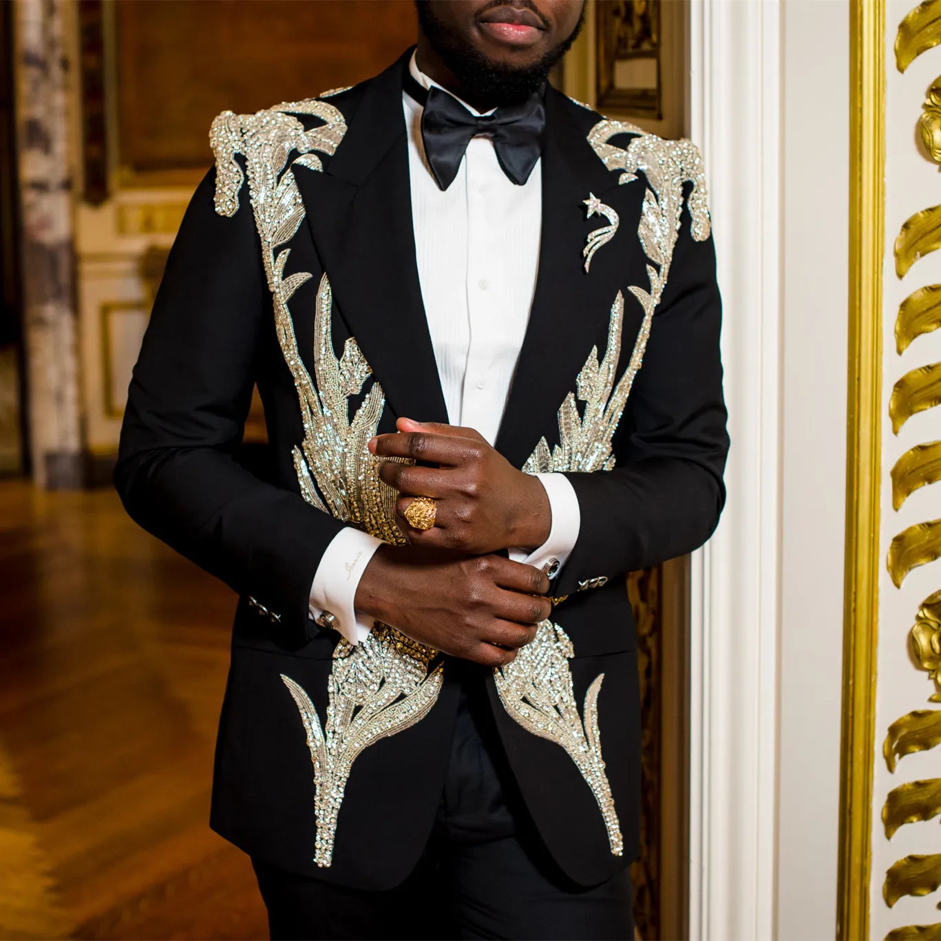 Black Men's Suits Tailored 2 Pieces Blazer Pants One Button Peaked Lapel Sparkly Appliques Wedding Formal Custom Made Plus Size