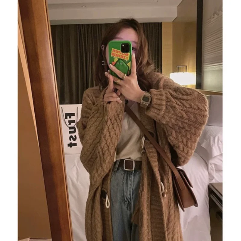 

2023 Fashion Autumn Winter New Product Cow Horn Button Sweater Cardigan Coat Women Loose Gentle Knitted Cardigan Medium length