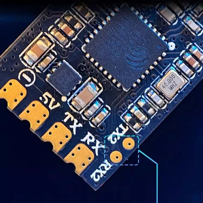 Récepteur RadioMaster XR1 Nano ExpressLRS 2,4 GHz pour drone FPV, comparé à une pièce de monnaie pour l'échelle.