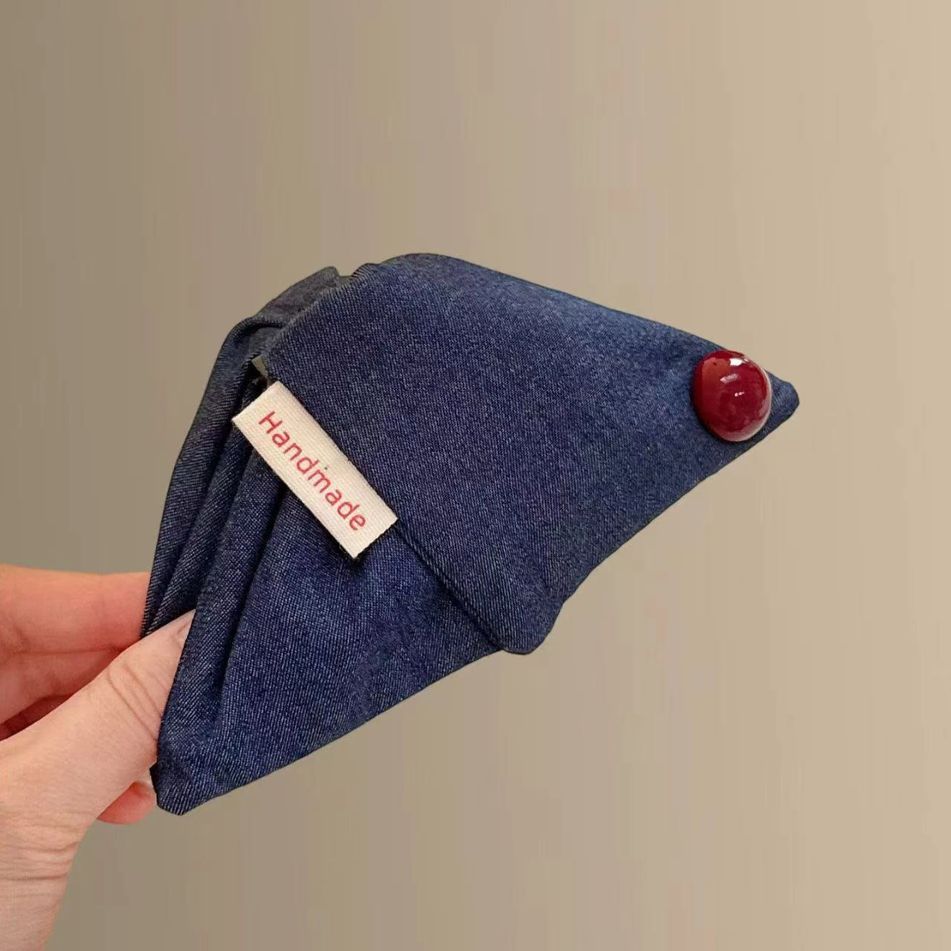 1 Stück Retro-Haarspange im britischen College-Stil mit Denim-Knopf-Etikett, blau und rot kariert, gepunktet, Haarspange, Dutt, Hai-Clip – Detail 7