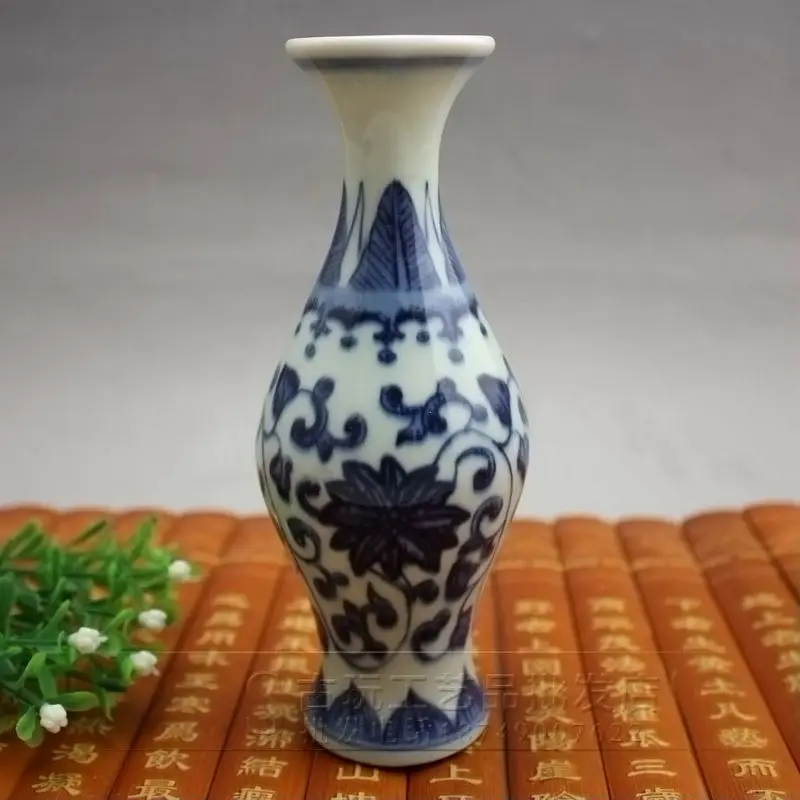 

Antique Ming and Qing dynasty porcelain miscellaneous porcelain hand-painted blue and white porcelain vase 03