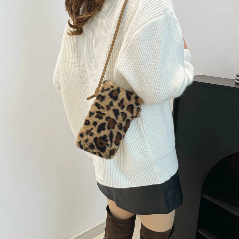 Fashion Women Cow Print Mini Shoulder Bags Female Winter Plush Underarm Bags Leopard Zebra Pattern Fluffy Tote Bags Small Purses