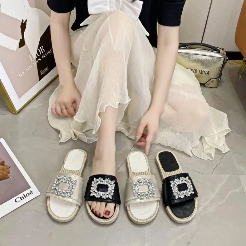 Рисунок 2 - Сандалии женские с квадратным носком