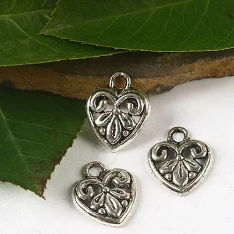 

30pcs Tibetan silver color heart charms h2550